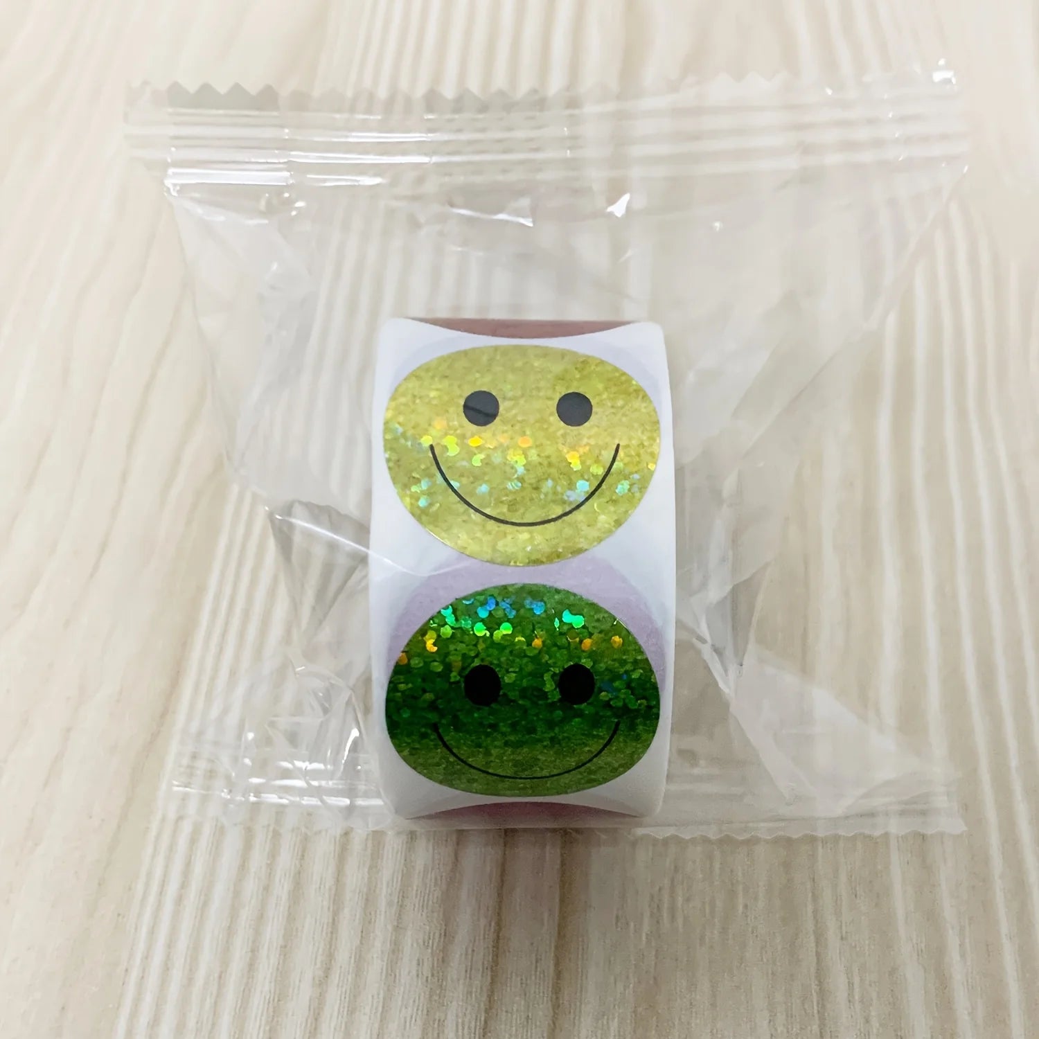 1 Roll of 500 Self-Adhesive Smiley Stickers, 10 Mixed Colors, Suitable for Reward Stickers, Classroom Supplies, Party Gifts, Etc